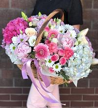 Композиция солнечный день в Юргамыш Цветочная композиция из Розы, Хризантемы, Пионы и Лизиантусы в корзине в Юргамыш